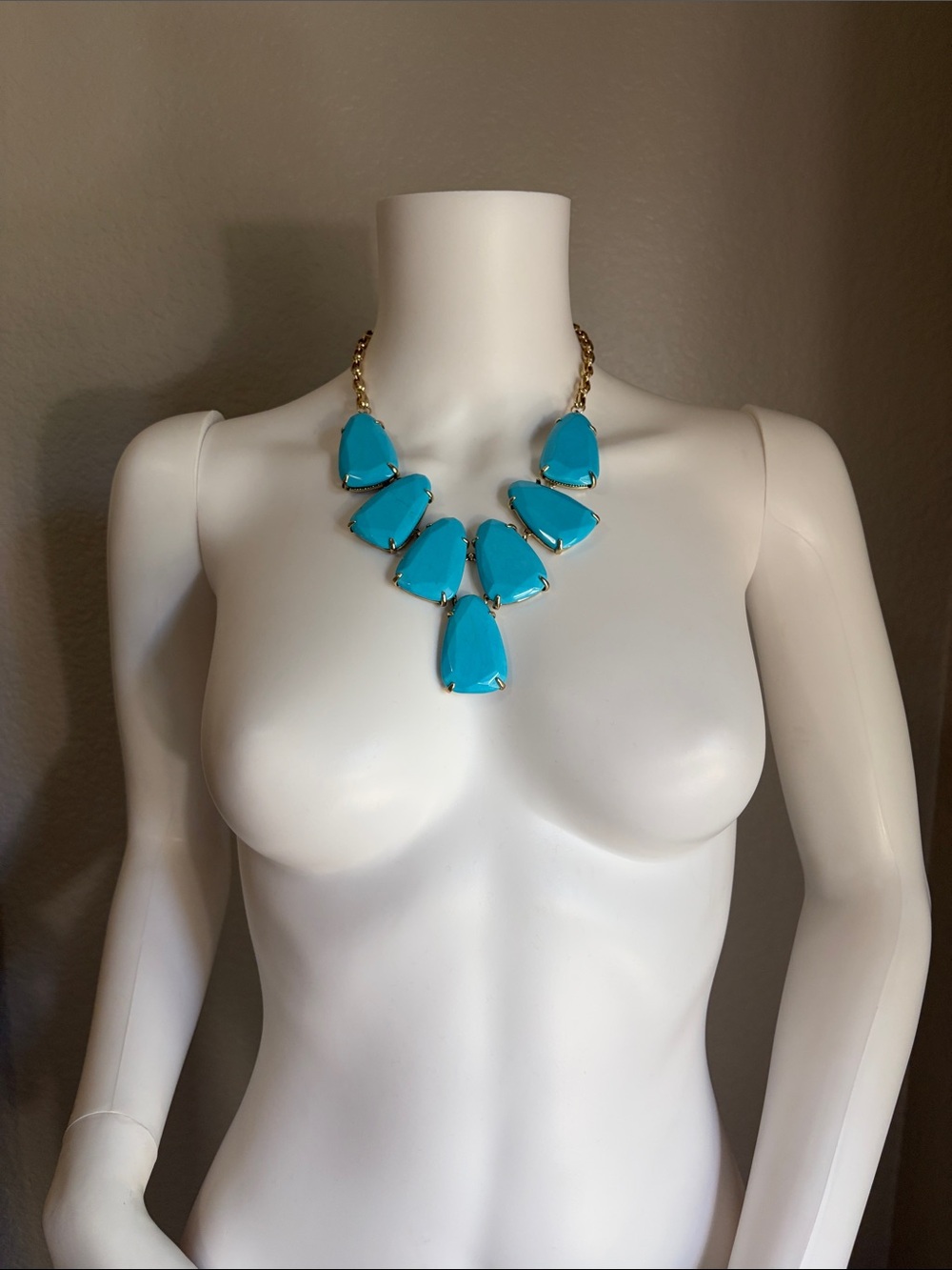 FLASH SALE 🤩Kendra Scott Harlow statement necklace turquoise gold tone. Like new - Picture 6 of 9